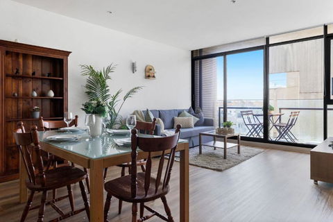 A Chic 2BR Apt Near Melbourne Uni FREE Parking - Tourism Guide 0