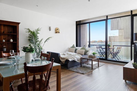 A Chic 2BR Apt Near Melbourne Uni FREE Parking - Tourism Guide 2