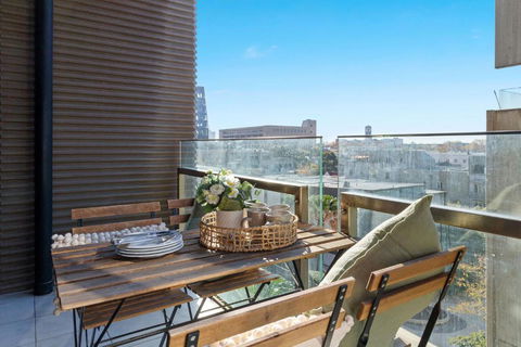A Chic 2BR Apt Near Melbourne Uni FREE Parking - Tourism Guide 4