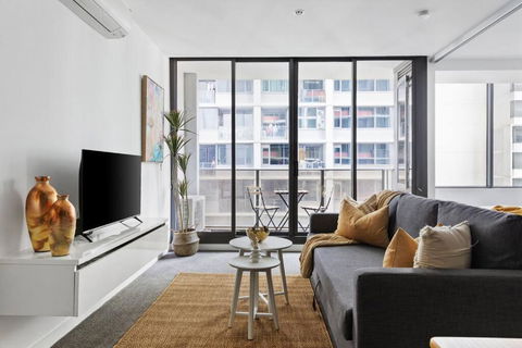 A Chic 2BR Apt Near Southern Cross, With Secure Parking - Tourism Guide 0