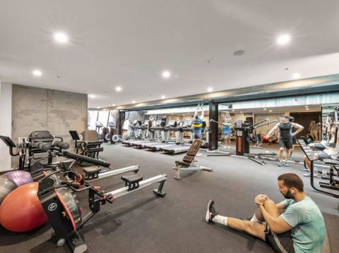 A Chic 2BR Apt Near Southern Cross, With Secure Parking - Tourism Guide 3
