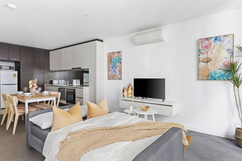A Chic 2BR Apt Near Southern Cross, With Secure Parking - Tourism Guide 4