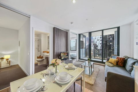 A Chic 2BR Home Near Southern Cross City Views - Tourism Guide 0