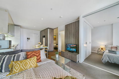 A Chic 2BR Home Near Southern Cross City Views - Tourism Guide 2