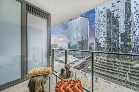A Chic 2BR Home Near Southern Cross City Views - Tourism Guide 4