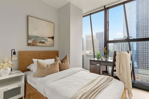 A Chic & Comfy 2BR Apt On Collins With City Views - Tourism Guide 4