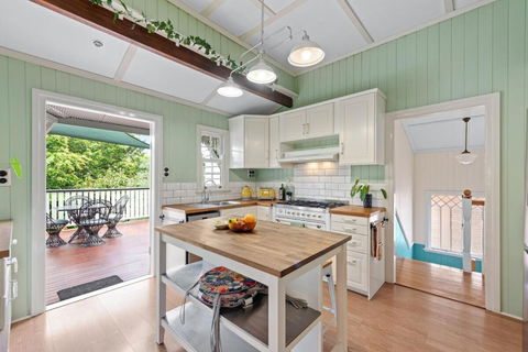 A Colourful Life 4Bed-2Bath-1Car - Queenslander - Tourism Guide 0
