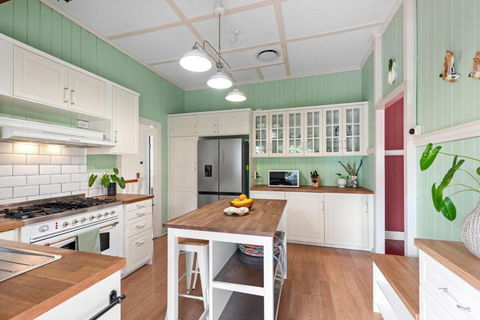 A Colourful Life 4Bed-2Bath-1Car - Queenslander - Tourism Guide 2