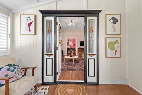 A Colourful Life 4Bed-2Bath-1Car - Queenslander - Tourism Guide 4