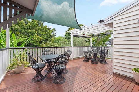 A Colourful Life 4Bed-2Bath-1Car - Queenslander - Tourism Guide 1