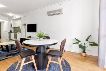 A Comfy Studio For 5 Next To Darling Harbour - Tourism Guide 2