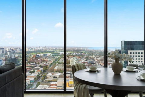 A Cozy 2BR Apt With Panoramic Views FREE Parking - Tourism Guide 0