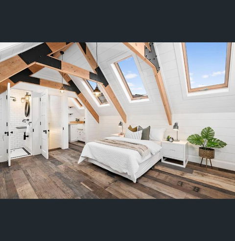 A Majestic Victorian Private Rear Access Quarters - Tourism Guide 0