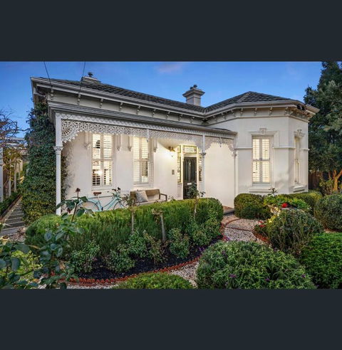 A Majestic Victorian Private Rear Access Quarters - Tourism Guide 1