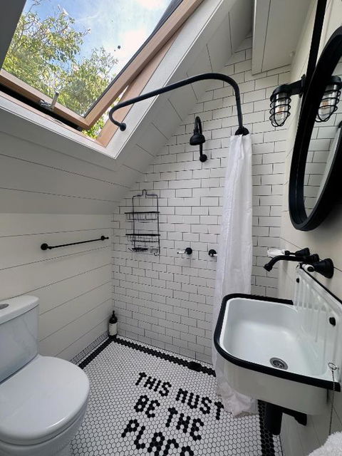 A Majestic Victorian Private Rear Access Quarters - Tourism Guide 4