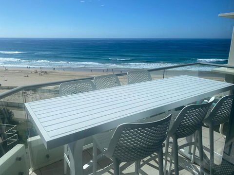 Absolute Beach Frontage Two Bedroom - Cruises Travel 0