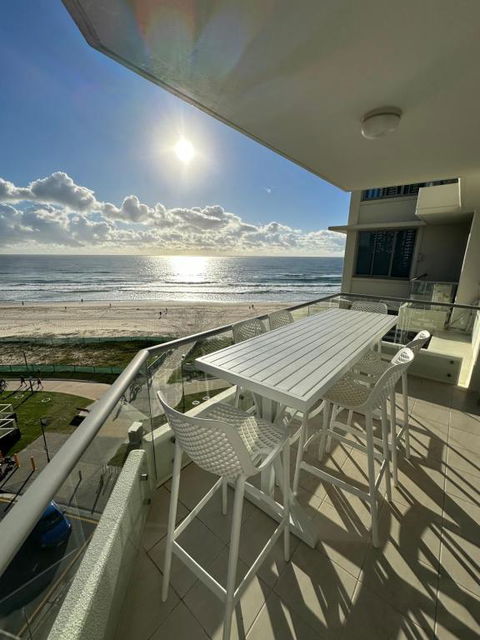 Absolute Beach Frontage Two Bedroom - Cruises Travel 4