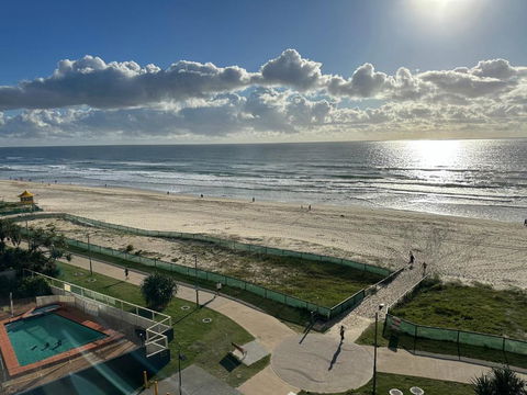 Absolute Beach Frontage Two Bedroom - Cruises Travel 2