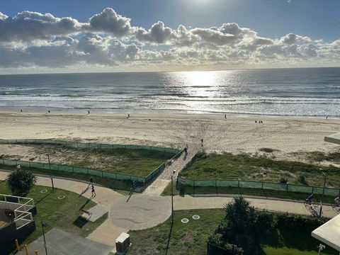 Absolute Beach Frontage Two Bedroom - Cruises Travel 1