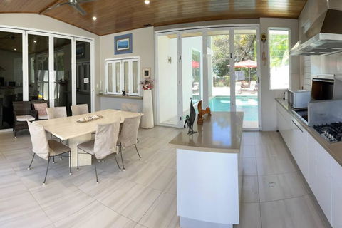 Absolute Beachfront 2 Bedroom Luxury Holiday Apartment - Tourism Guide 2