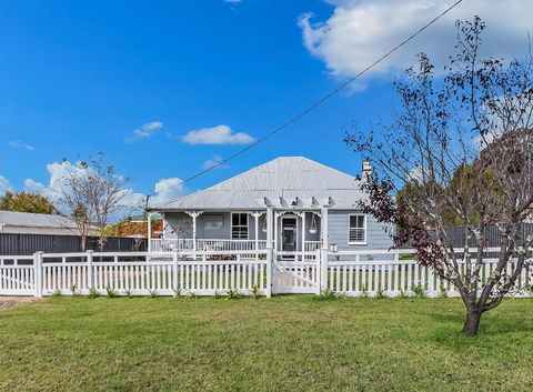 Addisons Stanthorpe With Hot Tub - Tourism Guide 0