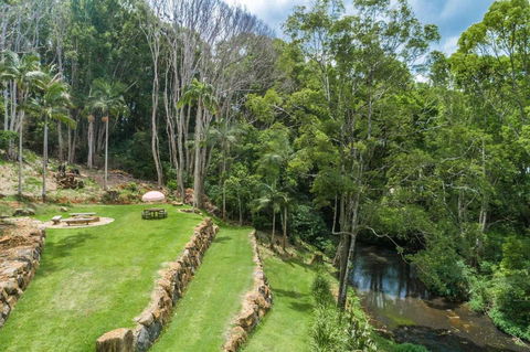 A Perfect Stay - Charlottes Web - Tourism Guide 2