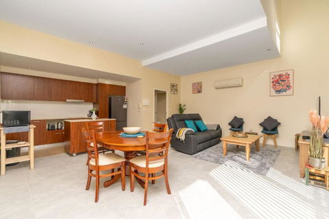 Absolutely Spacious APT Unit Between ANU And City - Tourism Guide 0