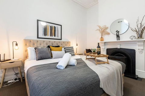 A Carlton Classic - Quaint Inner-City Getaway - Cruises Travel 1