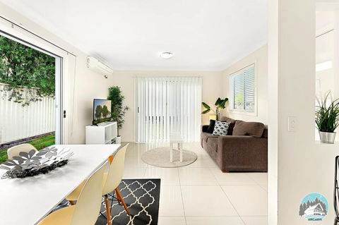 Aircabin - Oxley Park - Lovely & Comfy - 2 Beds - Tourism Guide 0