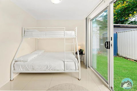Aircabin - Oxley Park - Lovely & Comfy - 2 Beds - Tourism Guide 1