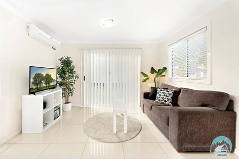 Aircabin - Oxley Park - Lovely & Comfy - 2 Beds - Tourism Guide 2