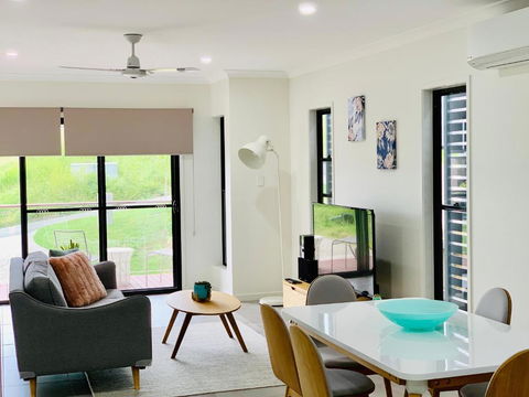 AIRLIE BEACH Delight. Hop, Skip Jump To Everything - Tourism Guide 3