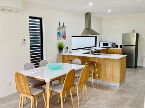 AIRLIE BEACH Delight. Hop, Skip Jump To Everything - Tourism Guide 2