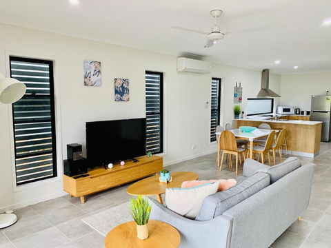 AIRLIE BEACH Delight. Hop, Skip Jump To Everything - Tourism Guide 0