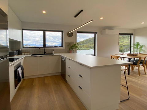 Albatross Rise - Modern Family Home - Tourism Guide 3