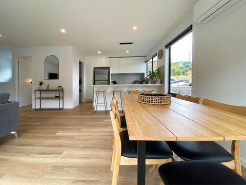 Albatross Rise - Modern Family Home - Tourism Guide 4