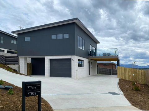 Albatross Rise - Modern Family Home - Tourism Guide 2