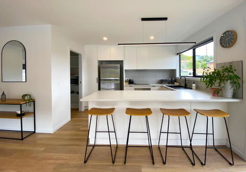 Albatross Rise - Modern Family Home - Tourism Guide 1