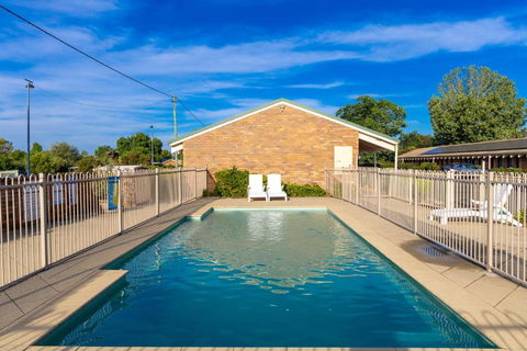 All Travellers Motor Inn - Tourism Guide 0