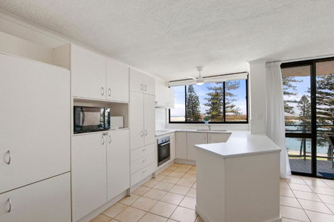 Allamanda, Unit 11, 32 Esplanade, Bulcock Beach - Tourism Guide 2