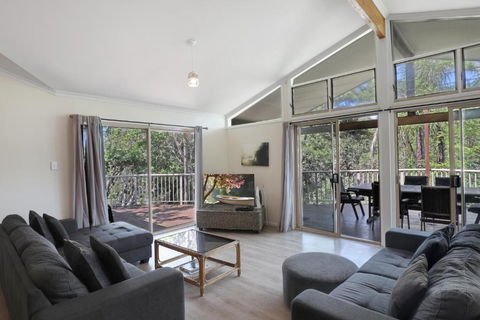 Amaroo House - Tourism Guide 4