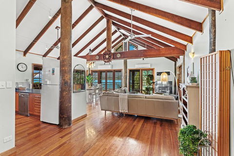 Amaroo On Airlie - Tourism Guide 1