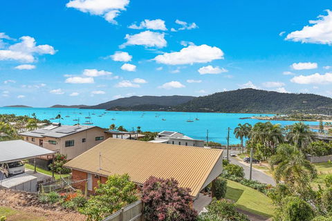 Amaroo On Airlie - Tourism Guide 2