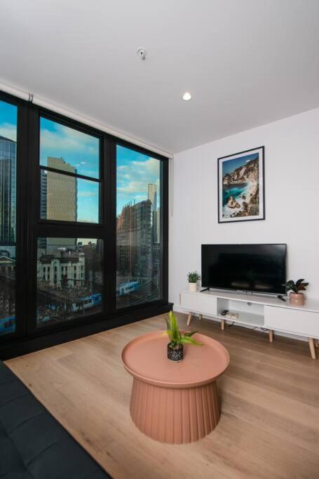 Amazing City View 2BR Yarra River Free Parking - Tourism Guide 1