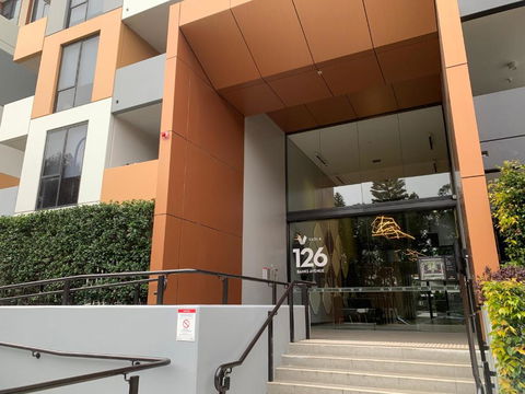 Amazing 1 Bedroom Apt With Large Living & Extra Sleeping Space -up To 5 Ppl Plus Gym Jacuzzi Spa Pool Sauna And Garden With BBQ - Tourism Guide 3