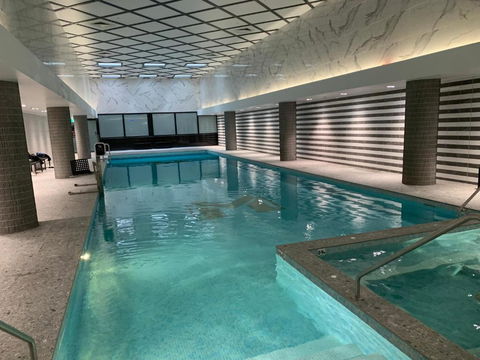 Amazing 1 Bedroom Apt With Large Living & Extra Sleeping Space -up To 5 Ppl Plus Gym Jacuzzi Spa Pool Sauna And Garden With BBQ - Tourism Guide 2