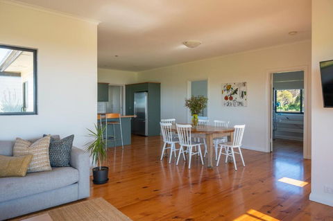 Antechamber Bay Retreats - Tourism Guide 1