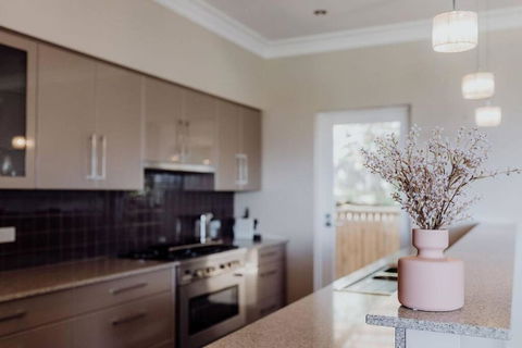 Apartment On James - Tourism Guide 3