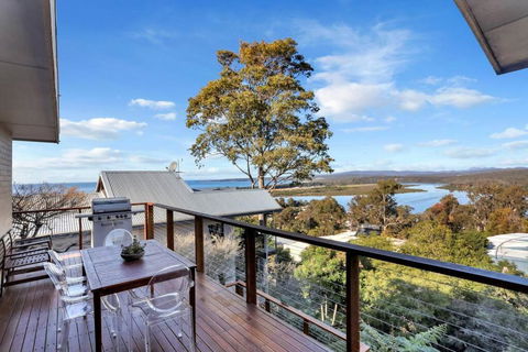 Aqua La Vista - 4 Bedroom Pet Friendly House - Tourism Guide 3