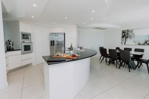 Aquavista Penthouse - Stunning 180 Views - Tourism Guide 4